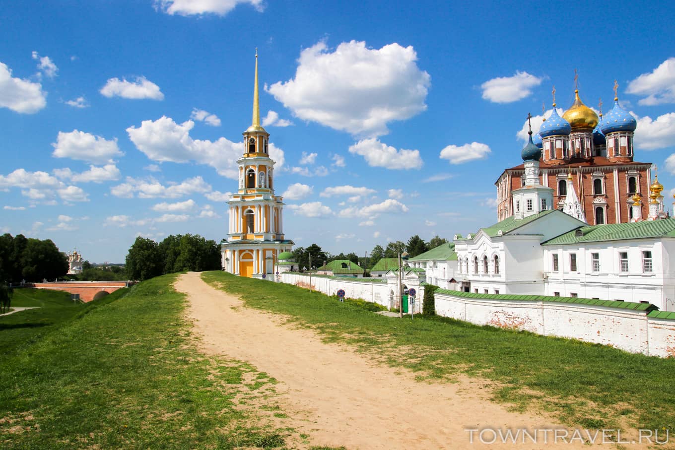 Рязань запомнить. Рязанский Кремль Рязань. Кремлевский вал Рязань. Белый Кремль Рязань. Колонны Соборной колокольни Рязань(Рязанский Кремль).